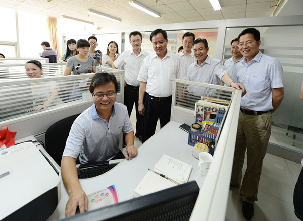省委常委、常務副省長陳肇雄一行到訪高新區(qū)大學生創(chuàng)業(yè)園.jpg